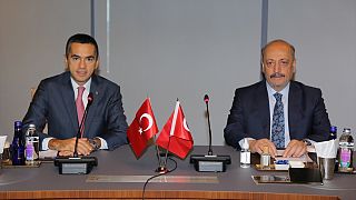 alışma ve Sosyal Güvenlik Bakanı Vedat Bilgin (sağda), Türkiye İşveren Sendikaları Konfederasyonu'nun (TİSK), Yönetim Kurulu Başkanı Özgür Burak Akkol (solda)