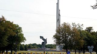 صورة أرشيفية للنصب التذكاري في ريغا عاصمة لاتفيا، في 22 أغسطس ، 2022. قبل أن تقوم السلطات بإزالته على اعتبار أنه يعود للحقبة السوفييتية.