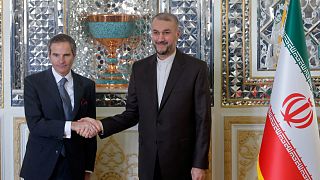 المدير العام للوكالة الدولية للطاقة الذرية رافائيل ماريانو غروسي  ووزير الخارجية الإيراني حسين أميرآبد اللهيان - أرشيف