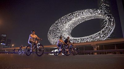 O Dubai Ride transforma as principais avenidas da cidade em pistas gigantes para bicicletas
