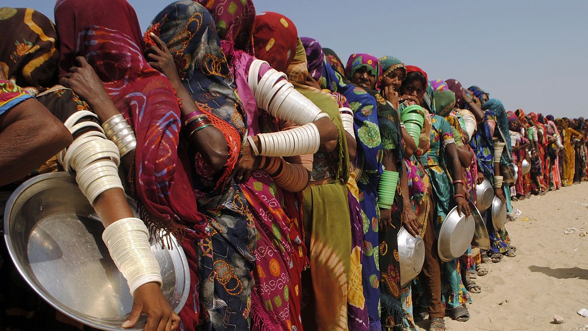 Mujeres de las zonas afectadas por las inundaciones esperan para recibir alimentos gratuitos distribuidos por una ONG en Sindh, Pakistán, el 19 de septiembre de 2022.