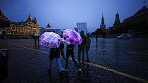 Des passants sur la Place Rouge, à Moscou, un jour de pluie, 30/10/2022