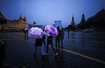Des passants sur la Place Rouge, à Moscou, un jour de pluie, 30/10/2022