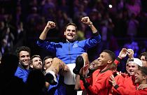 Roger Federer, del equipo europeo, es levantado por sus compañeros después de jugar con Rafael Nadal en un partido de dobles de la Copa Laver contra Jack Sock y Frances Tiafoe
