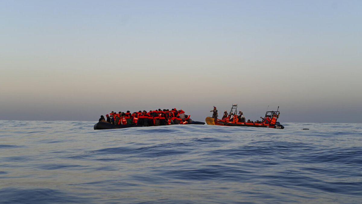 Un equipo de rescate de MSF, Médicos Sin Fronteras se acerca a un bote de goma con 74 migrantes a bordo en el mar Mediterráneo, domingo 4 de diciembre de 2022.