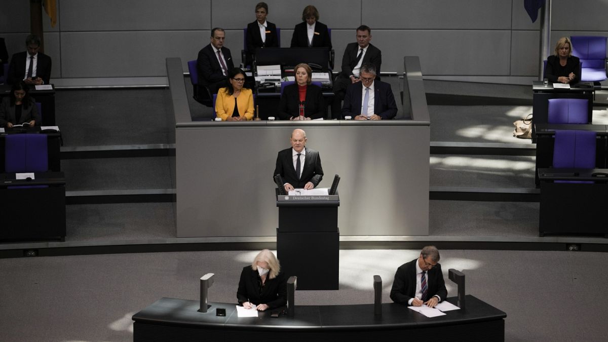Scholz kancellár beszél a képviselőkhöz a Bundestagban