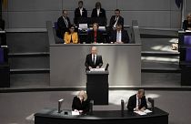 Scholz kancellár beszél a képviselőkhöz a Bundestagban