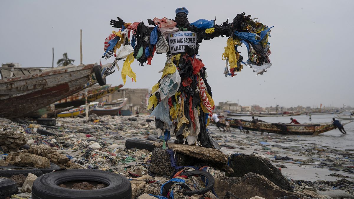 الناشط البيئي السنغالي مودو فال هو صاحب مبادرة من أجل حماية البيئة، يقول: إن التلوث البلاستيكي كارثة بيئية تطال تداعياتها الجميع، 10 نوفمبر 2022