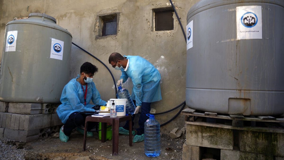 UNICEF'e bağlı sağlık çalışanları kolera salgınına karşı temizleme amaçlı klorlu su hazırlıyor