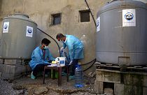 UNICEF'e bağlı sağlık çalışanları kolera salgınına karşı temizleme amaçlı klorlu su hazırlıyor