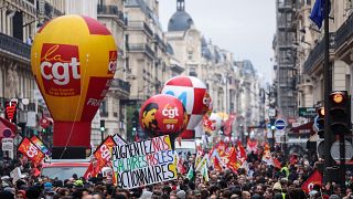 Сотрудники парижского метро устроили "межпрофессиональную" забастовку. Левый профсоюз СGT также призвал к протестным шествиям по всей стране.