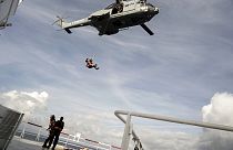 Evacuación en helicóptero del Ocean Viking el jueves 10 de noviembre.