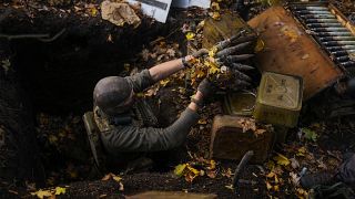 Un soldat ukrainien retire des munitions russes (13/10/2022)