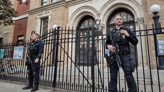 الشرطة تحرس المعبد اليهودي في هوبوكين بولاية نيوجيرسي