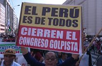Un manifestante sostiene una pancarta a favor del presidente de Perú, Pedro Castillo. 