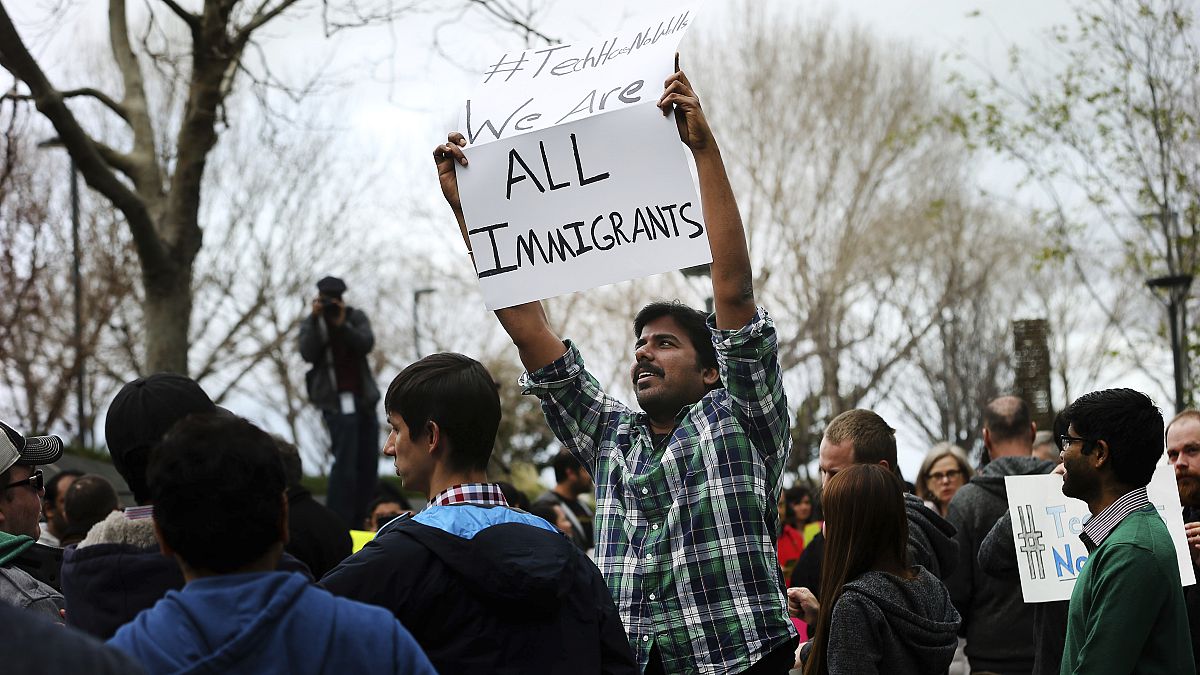 موثومالا دانداباني، مهاجر هندي خلال مسيرة احتجاج امام البيت الأبيض، واشنطن. 