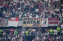 Болельщики c баннером "Бойкот Катару 2022" перед началом матча Лиги Европы УЕФА, Фрайбург, 27 октября 2022 г.