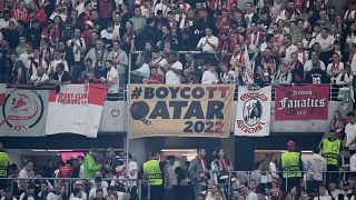 Болельщики c баннером "Бойкот Катару 2022" перед началом матча Лиги Европы УЕФА, Фрайбург, 27 октября 2022 г.