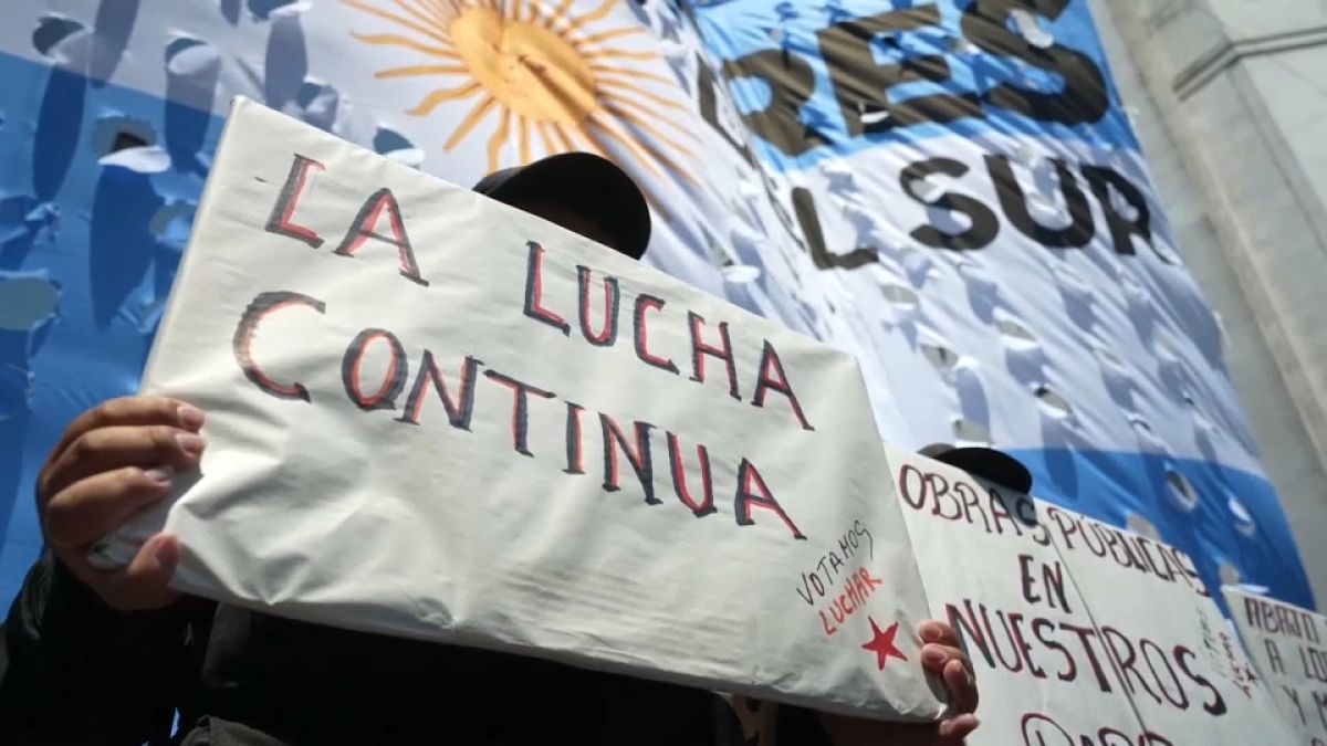 Un manifestante sostiene una pancarta este jueves en Buenos Aires. 