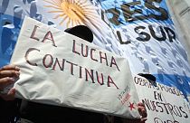 Un manifestante sostiene una pancarta este jueves en Buenos Aires. 
