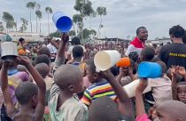 Mitglieder der Gruppe "Goma Actif" wollen Kinder in einem Lager in der Region Nyiragongo aufheitern.