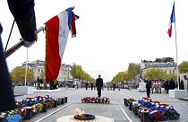 Emmanuel Macron devant la flamme du soldat inconnu à Paris (11/11/22)