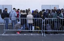 أوكرانيون ينتظرون خارج مركز يساعد اللاجئين في باريس