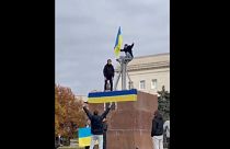 Soldados hasteiam bandeiras ucranianas em Kherson