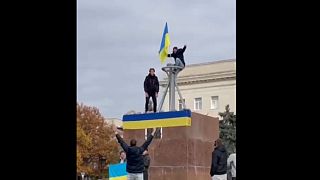 Soldados hasteiam bandeiras ucranianas em Kherson