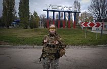 Γυναίκα των ενόπλων δυνάμεων της Ουκρανίας φωτογραφίζεται στην πόλη της Χερσώνας