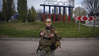 Γυναίκα των ενόπλων δυνάμεων της Ουκρανίας φωτογραφίζεται στην πόλη της Χερσώνας