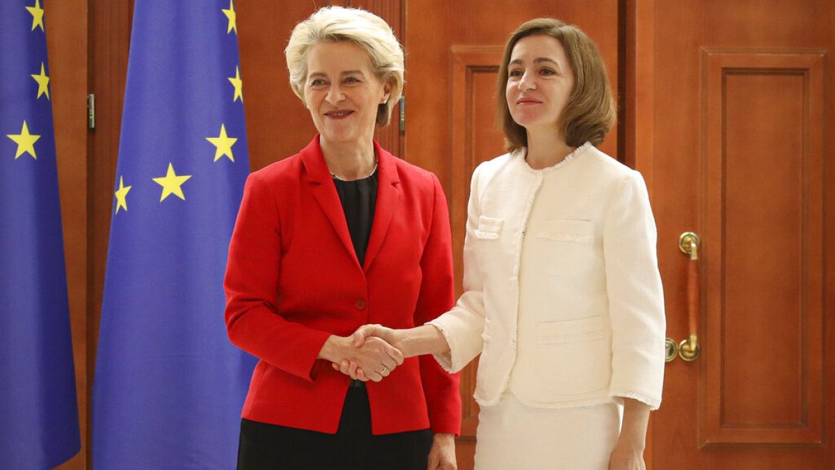 La presidenta de la Comisión Europea, Ursula von der Leyen, y la presidenta de Moldavia Maia Sandu. 