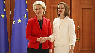 La presidenta de la Comisión Europea, Ursula von der Leyen, y la presidenta de Moldavia Maia Sandu.