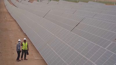 مجتزأ من فيديو لألواح لإنتاج الطاقة الشمسية في بنبان
