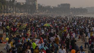 La gente se agolpa en la playa de Juhu, en la costa del Mar Arábigo, en Bombay, India, el domingo 13 de noviembre de 2022.
