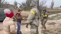 Υποδοχή Ουκρανών στρατιωτών από κατοίκους στη Χερσώνα