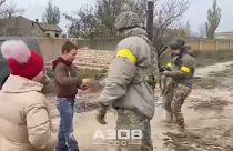 Υποδοχή Ουκρανών στρατιωτών από κατοίκους στη Χερσώνα