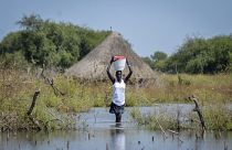امرأة تحمل دلواً على رأسها في جنوب السودان (أرشيف)