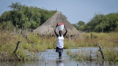 امرأة تحمل دلواً على رأسها في جنوب السودان (أرشيف)