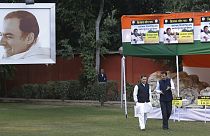 Φωτογραφία του δολοφονηθέντος πρώην πρωθυπουργού της Ινδίας Ρατζίβ Γκάντι σε προκλογική συγκέντρωση