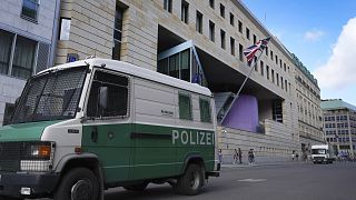 Rendőrautó áll az Egyesült Királyság berlini nagykövetsége előtt