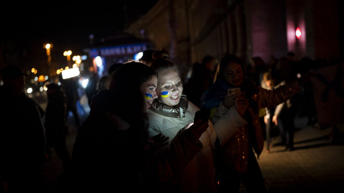 Einwohner der Großstadt Cherson feiern die Ankunft ukrainischer Truppen, 11.11.2022 
