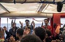 Migranten an Bord der "Ocean Viking" vor dem Anlegen in Toulon, 10.11.2022