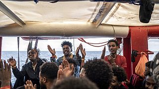 Varios migrantes a bordo del Ocean Viking