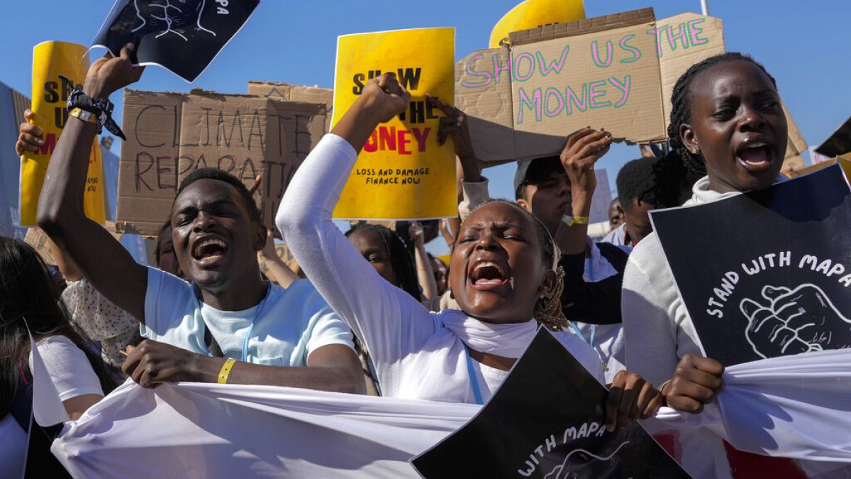 Klímaaktivisták tüntetnek a klímacsúcson Egyiptomban 