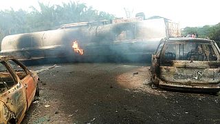 El camión cisterna tras el accidente en el que murieron 12 personas en Nigeria.
