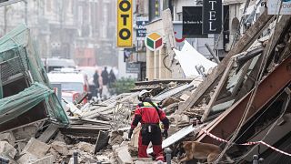 Un pompier au milieu des gravats après l'effondrement de deux immeubles à Lille 12/11/22
