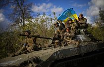 Les forces ukrainiennes célèbrent le retrait des troupes russes de Kherson.