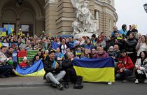 Жители Одессы позируют во время празднования возвращения украинских сил в Херсон, 12 ноября 2022