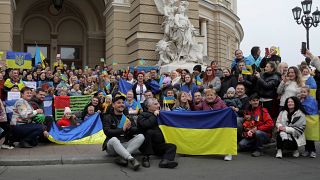 Жители Одессы позируют во время празднования возвращения украинских сил в Херсон, 12 ноября 2022